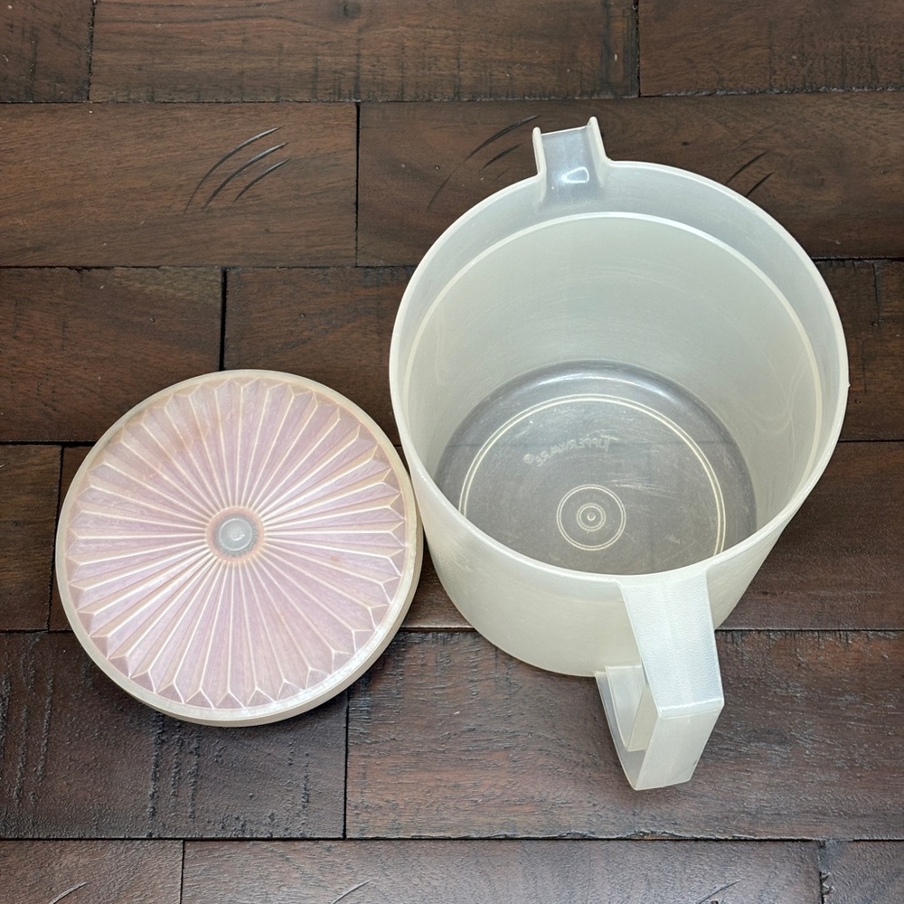 Vintage Tupperware Pitcher 1.5 quart sheer with red push-button sealing lid - Picture 6 of 8